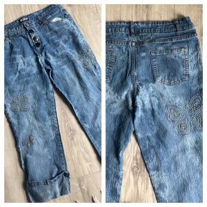 Vtg Y2K Zoey Beth Embroidered Butterfly Jean Capris Cut offs.

Size Large